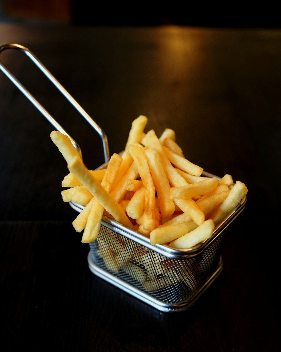Patatas fritas en una cesta metálica