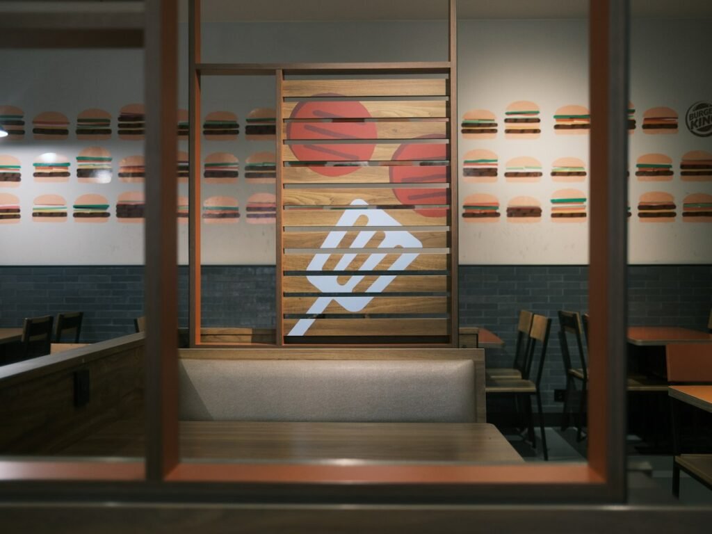 Interior de una hamburguesería con paneles de madera