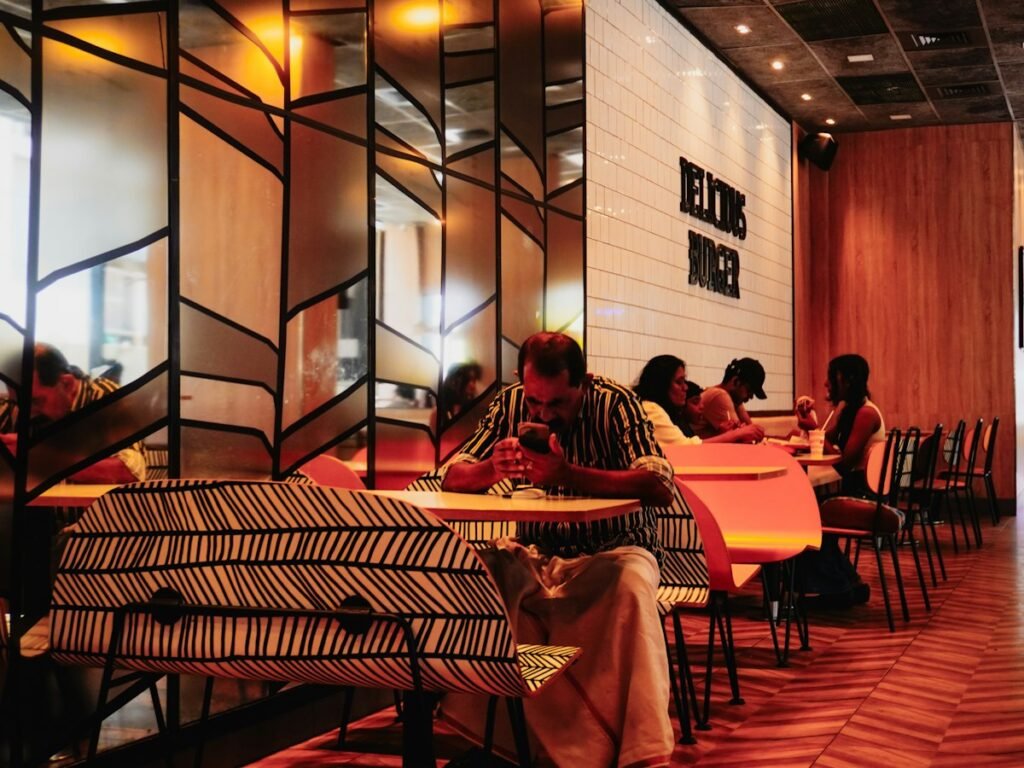 Gente cenando en un restaurante