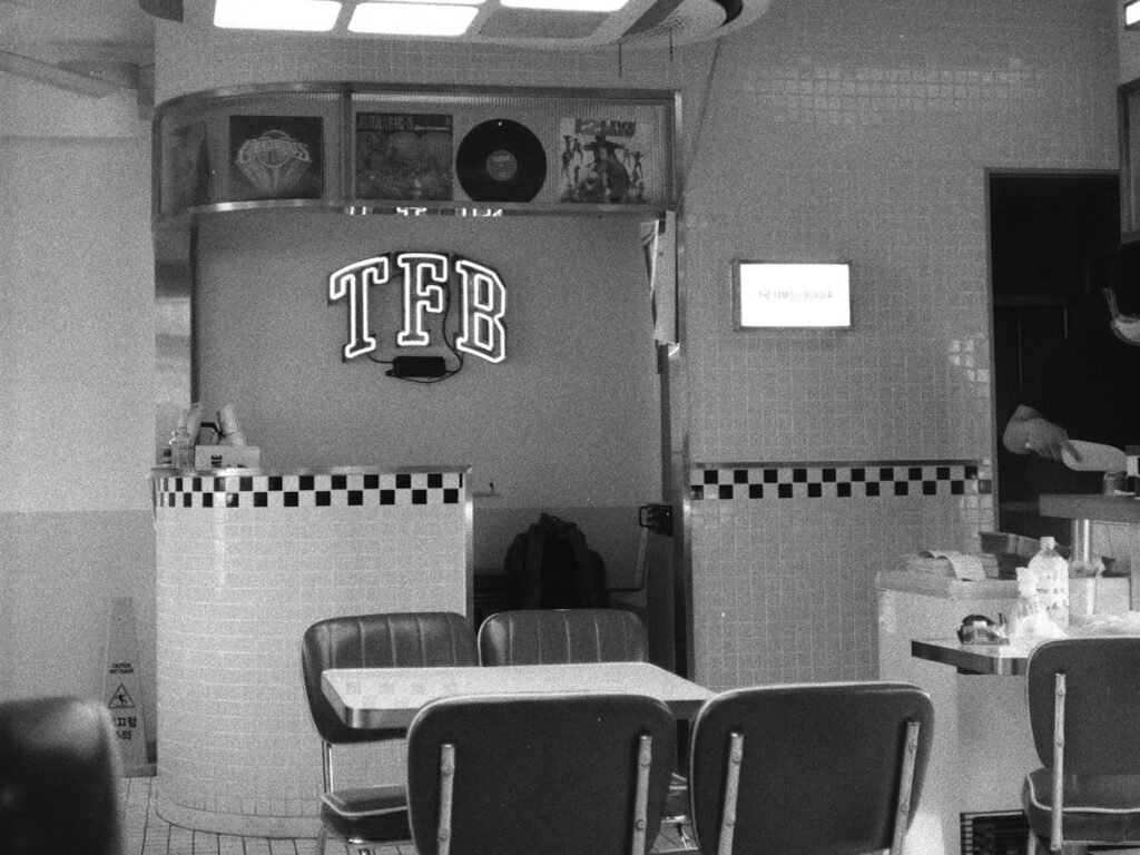 Interior de un diner en blanco y negro
