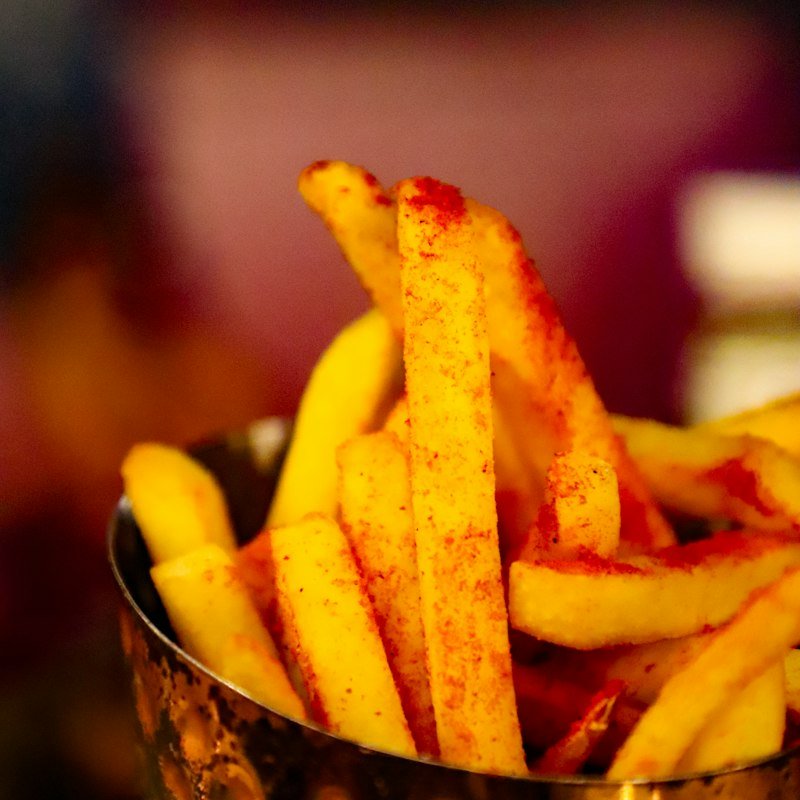 Patatas fritas en un vaso metálico