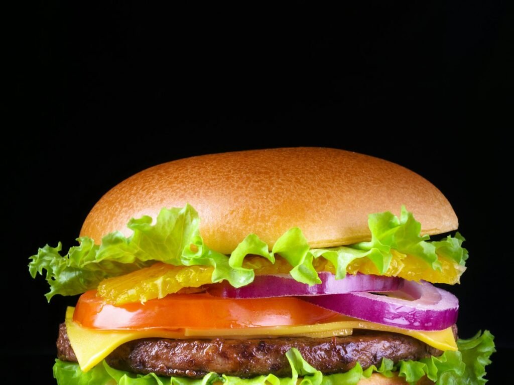 Hamburguesa con queso y cebolla morada