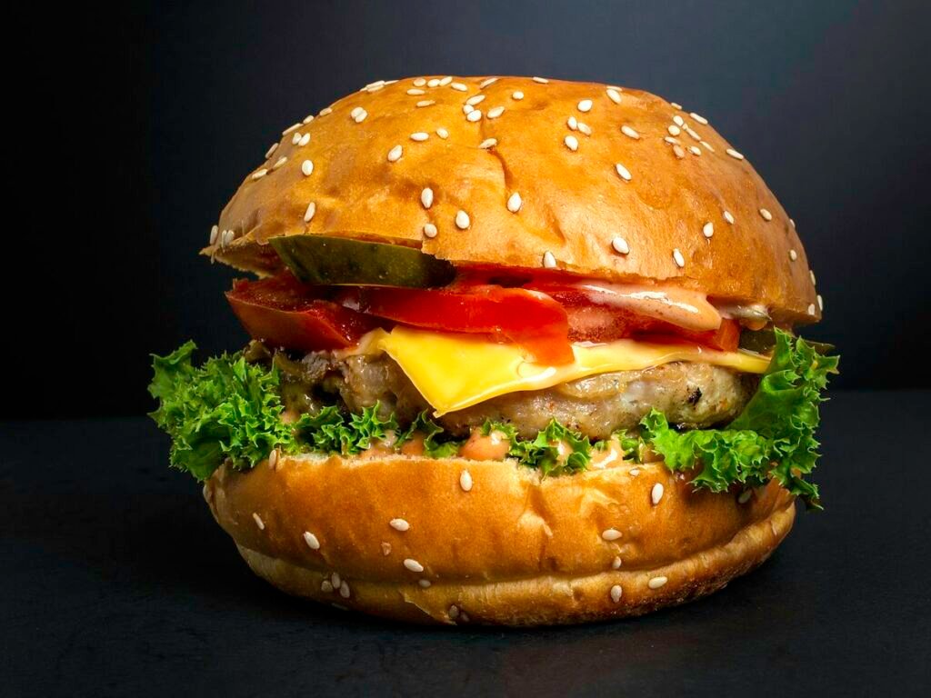 Hamburguesa con queso, lechuga y tomate