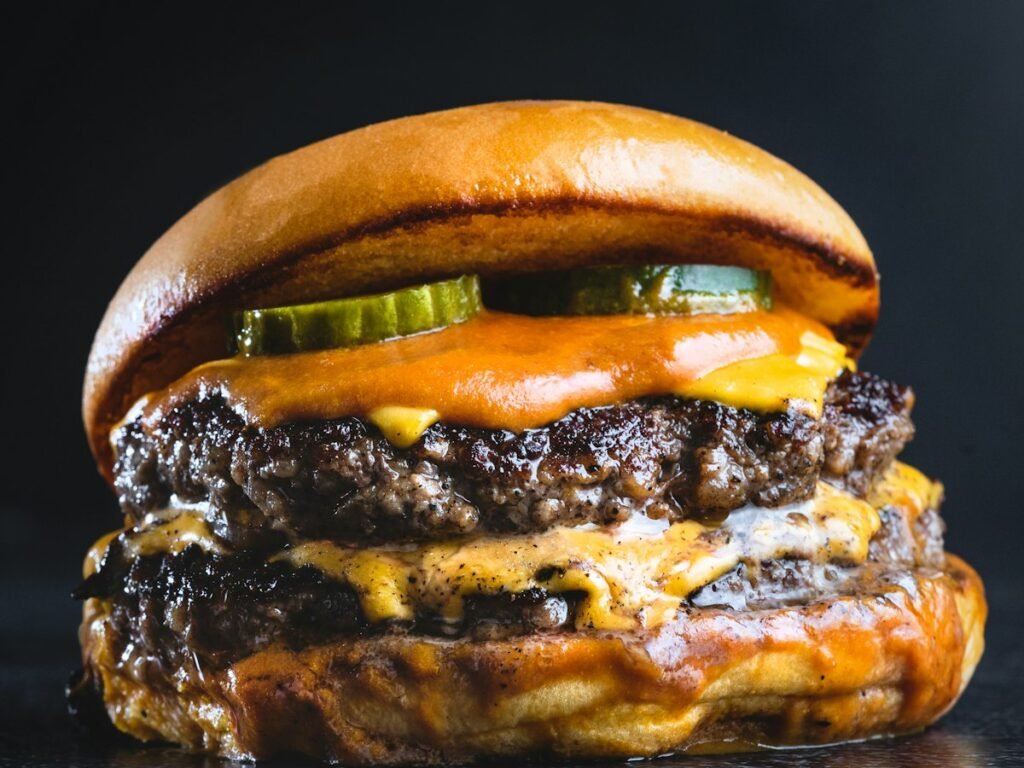 Hamburguesa doble a la plancha con cheddar y pepinillos